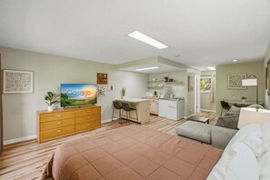 Iron/ironing board, WiFi, bed sheets - Relaxing Studio, Sleeps 2, Near Golf & Douglas Lake (Baneberry)