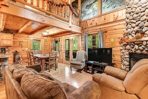 TV, fireplace, DVD player, offices - Beautiful & Secluded Log Cabin, Sleeps 8, Hot Tub (Gatlinburg)