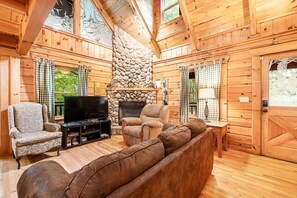 TV, fireplace, DVD player, offices - Beautiful & Secluded Log Cabin, Sleeps 8, Hot Tub (Gatlinburg)