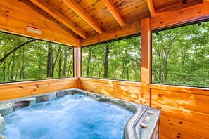 Indoor spa tub - Beautiful & Secluded Log Cabin, Sleeps 8, Hot Tub (Gatlinburg)