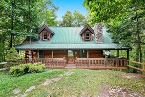 Exterior - Beautiful & Secluded Log Cabin, Sleeps 8, Hot Tub (Gatlinburg)