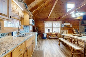 Fridge, microwave, oven, stovetop - Secluded Smoky Cabin・Hot Tub・Trails・Pool・Grill (Sevierville)
