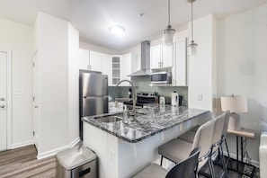 Jääkaappi, ruokailupöytä