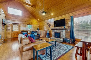 TV, fireplace, video games, DVD player - Lovely Cabin, Sleep 6・Hot Tub・Mtn View・Pool Access (Sevierville)