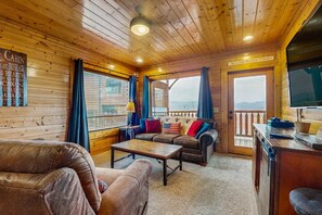 TV, fireplace, video games, DVD player - Lovely Cabin, Sleep 6・Hot Tub・Mtn View・Pool Access (Sevierville)