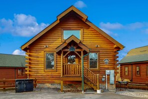 Exterior - Lovely Cabin, Sleep 6・Hot Tub・Mtn View・Pool Access (Sevierville)