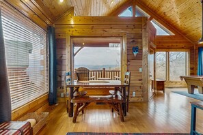 Interior - Lovely Cabin, Sleep 6・Hot Tub・Mtn View・Pool Access (Sevierville)