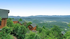 A cabin with a view of a mountainous landscape. - Lovely Cabin, Sleep 6・Hot Tub・Mtn View・Pool Access (Sevierville)