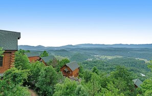 Exterior - Lovely Cabin, Sleep 6・Hot Tub・Mtn View・Pool Access (Sevierville)