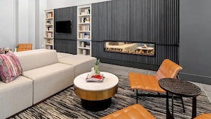 Ein modernes Wohnzimmer mit einer Couch, einem Couchtisch und einem Kamin.