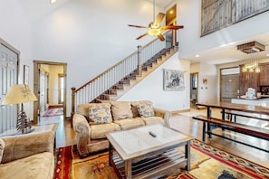 TV, fireplace, DVD player - Bright Home, Sleeps 12, Hot Tub, Pools, Billiard Room (Gatlinburg)