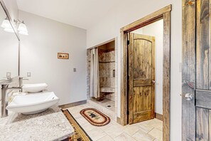 Shower, towels - Bright Home, Sleeps 12, Hot Tub, Pools, Billiard Room (Gatlinburg)