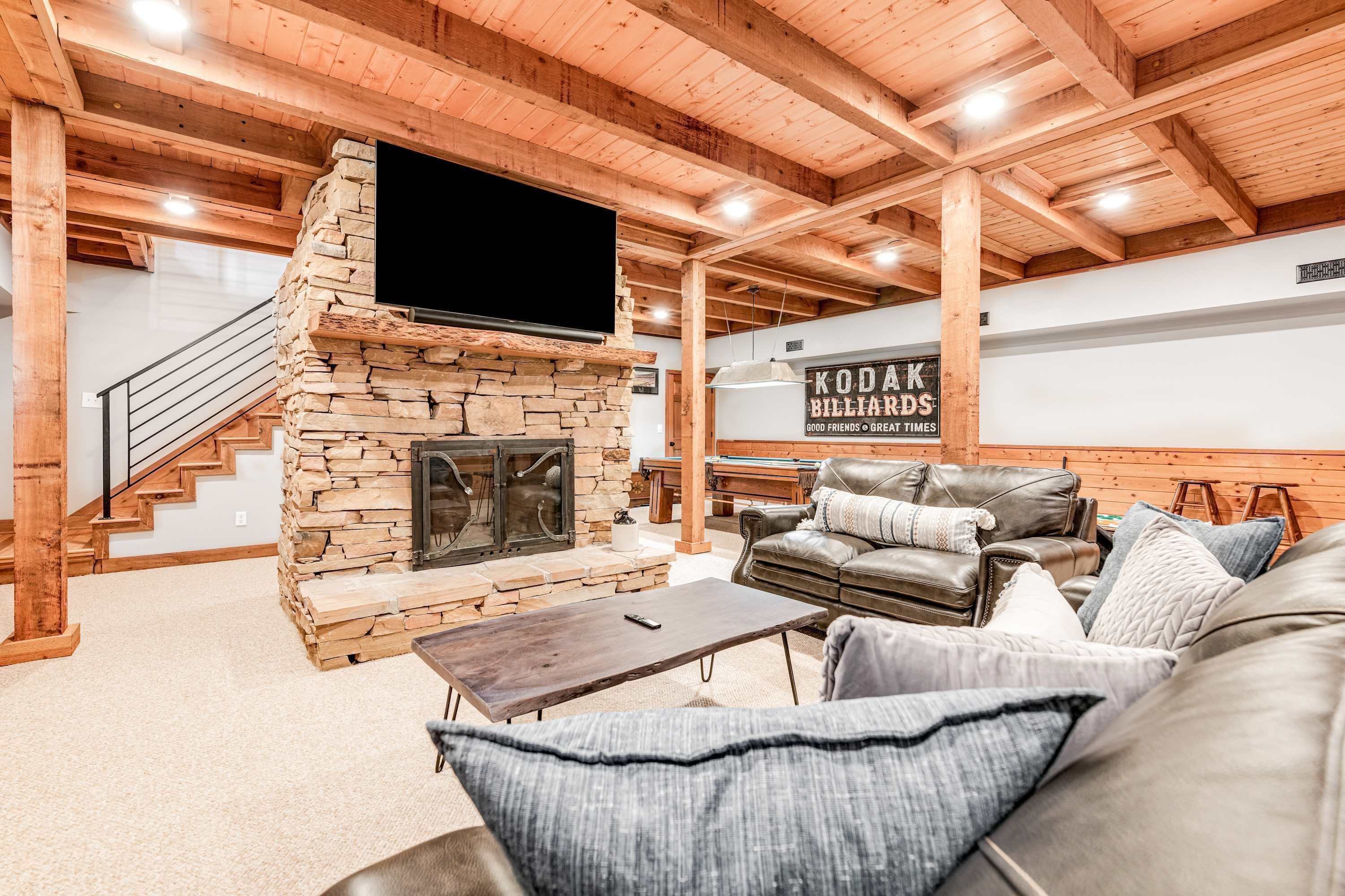 Una televisión, una chimenea, una oficina