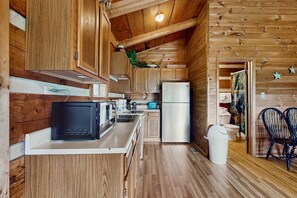 Fridge, microwave, oven, stovetop - Secluded Home, Sleeps 6・Mtn Views・Dog Welcome (Townsend)