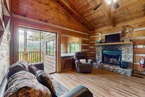 TV, fireplace, DVD player, offices - Secluded Home, Sleeps 6・Mtn Views・Dog Welcome (Townsend)