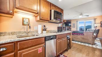 Een koelkast, een magnetron, een oven, een kookplaat