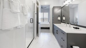 Bathroom - Landing | Spectacular 2BD, Pool, Gym (Plano)