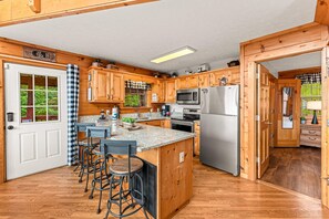 Fridge, microwave, oven, stovetop - Bearfoot Inn - Sleeps 6・Stunning Views・Games (Sevierville)