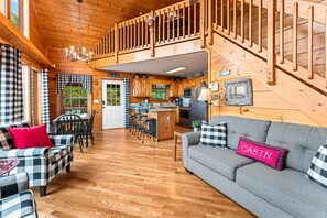 TV, fireplace, offices - Bearfoot Inn - Sleeps 6・Stunning Views・Games (Sevierville)