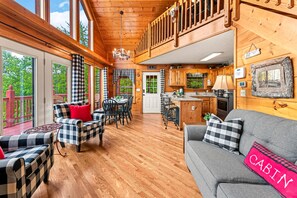 TV, fireplace, offices - Bearfoot Inn - Sleeps 6・Stunning Views・Games (Sevierville)