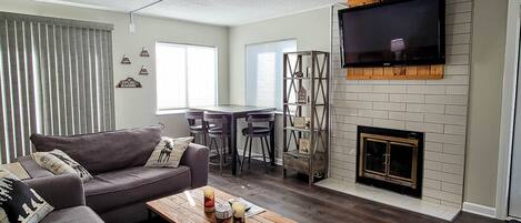 Télévision, cheminée, espaces bureaux