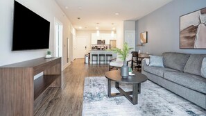 Smart TV - Landing | Stylish 1BD, Gym (San Antonio)