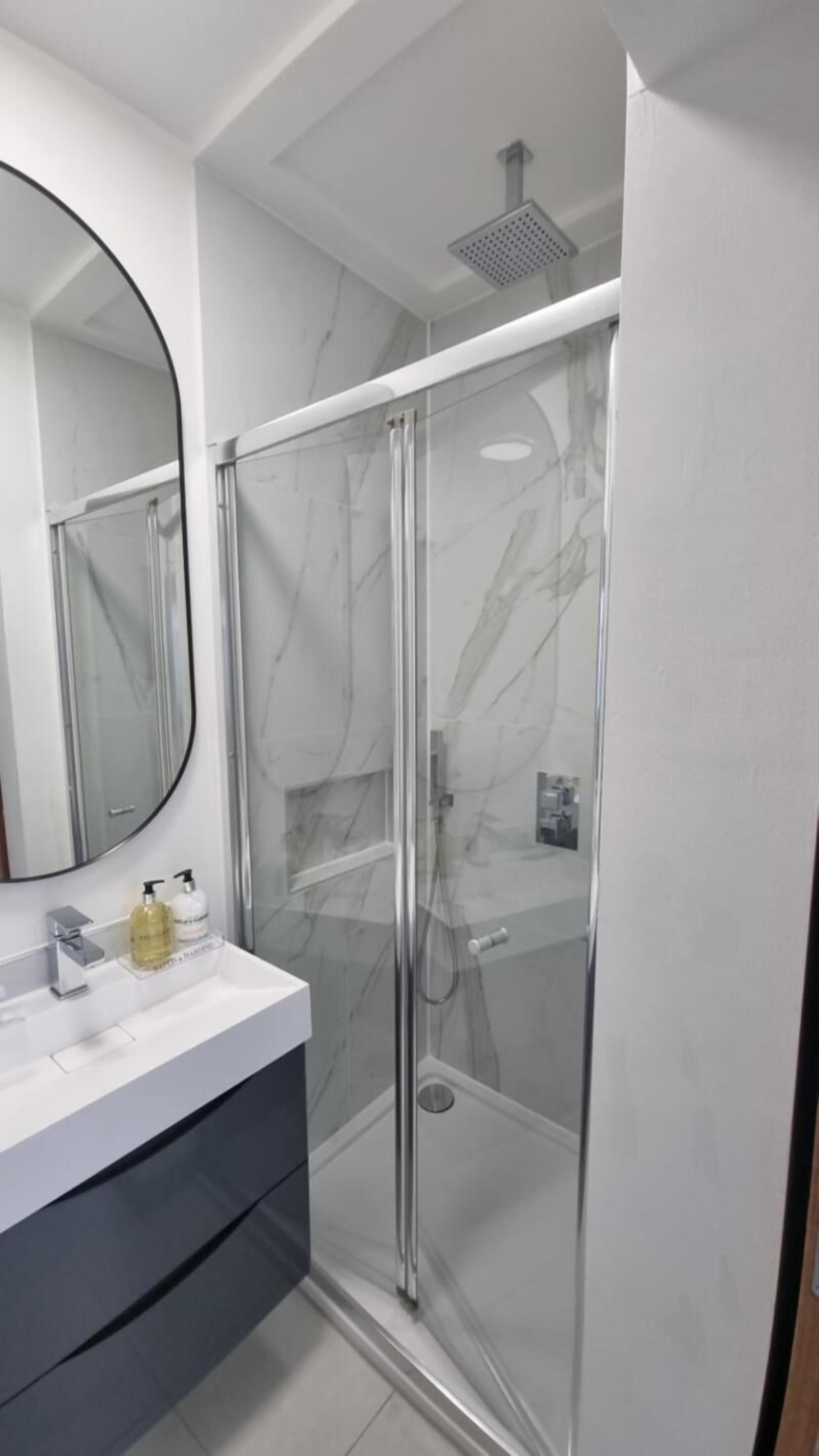 Een douche, een haardroger, handdoeken