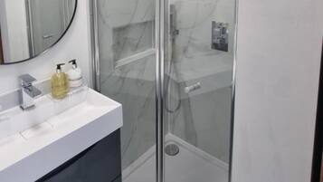 Een douche, een haardroger, handdoeken