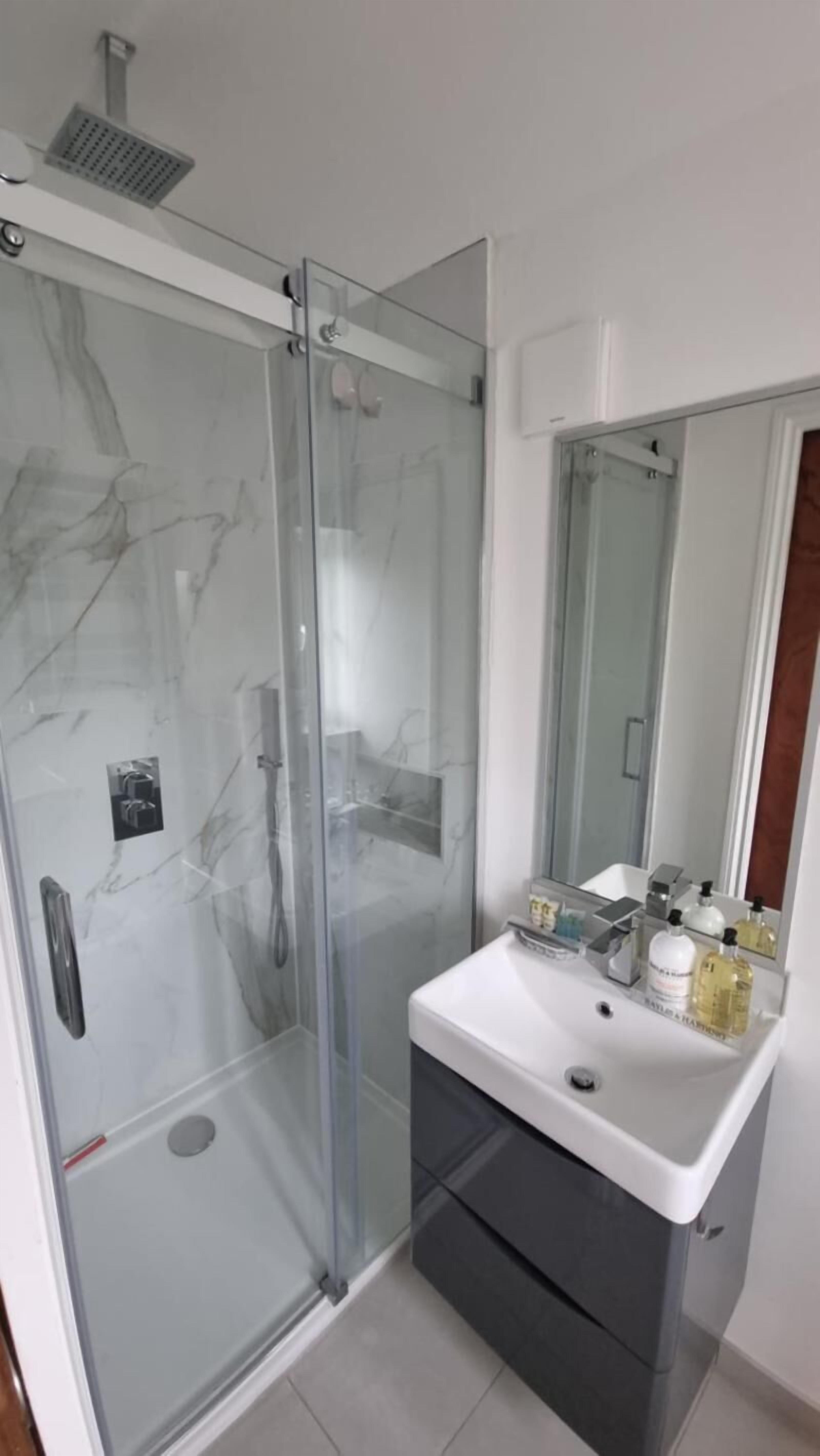 Douche, sèche-cheveux, serviettes fournies