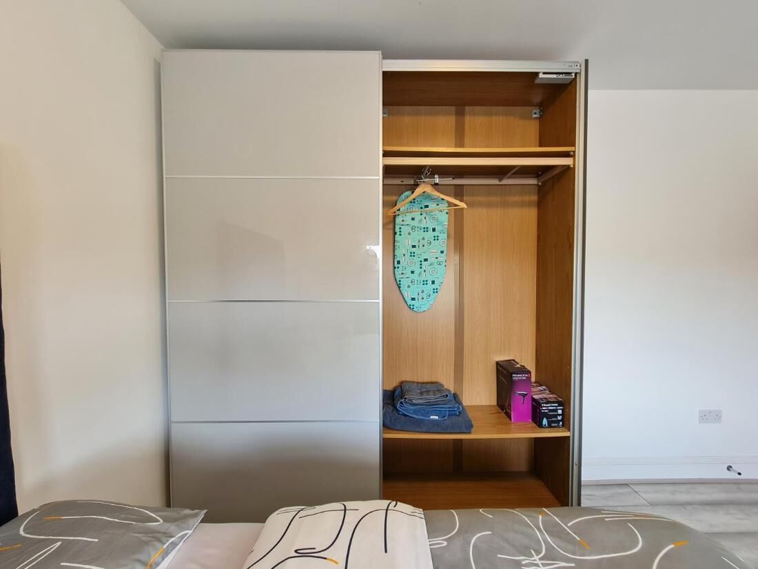 1 soverom, strykejern/-brett, internettilgang og sengetøy