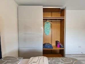 Strykejern/-brett, internettilgang og sengetøy