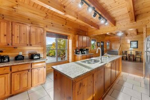 Fridge, microwave, oven, stovetop - Spacious Charming Twin Cabin・Hot Tub・Games・Theater (Sevierville)