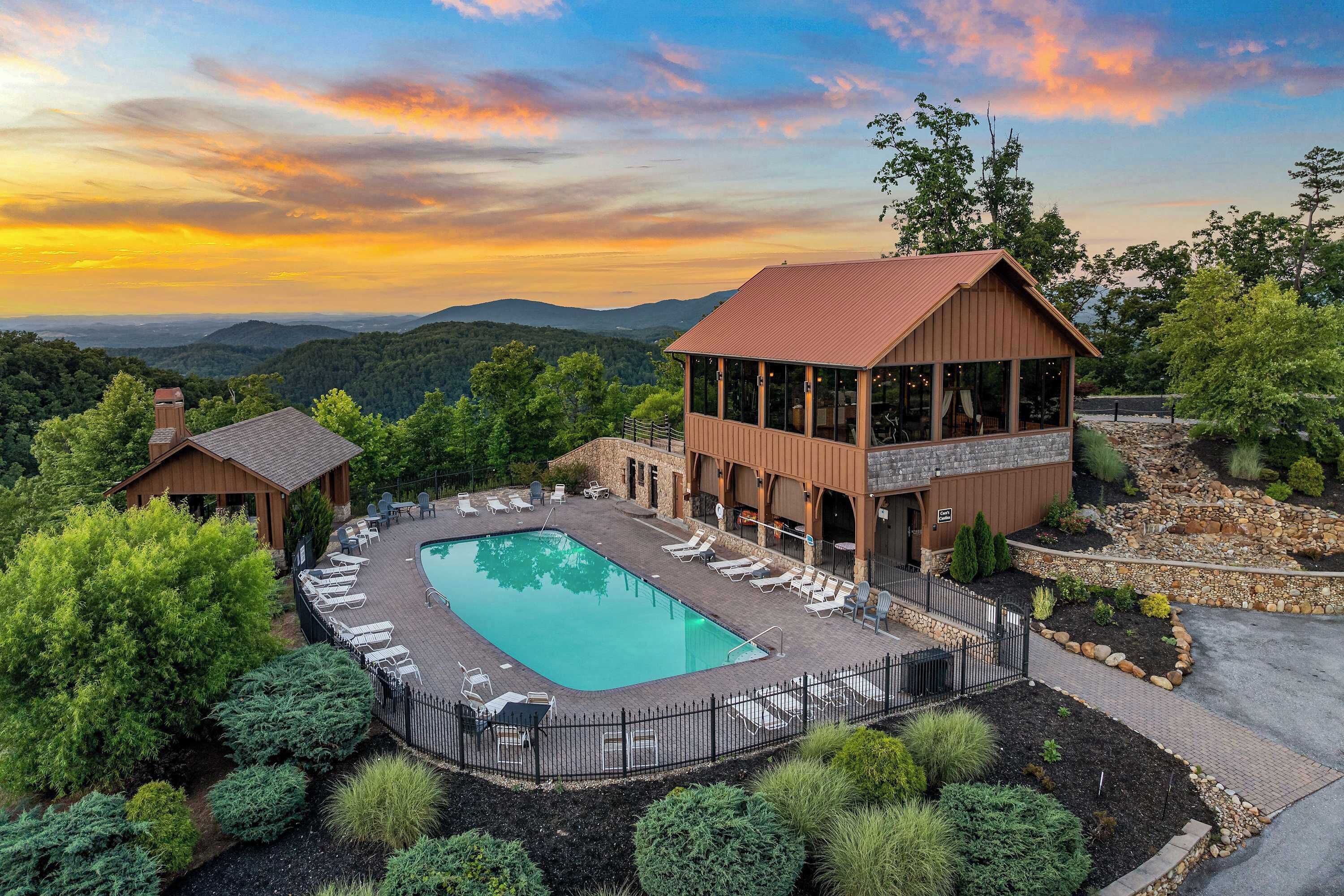 Ein Resort mit Pool, Liegestühlen und Blick auf die Berge.