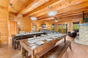 Interior - Spacious Charming Twin Cabin・Hot Tub・Games・Theater (Sevierville)