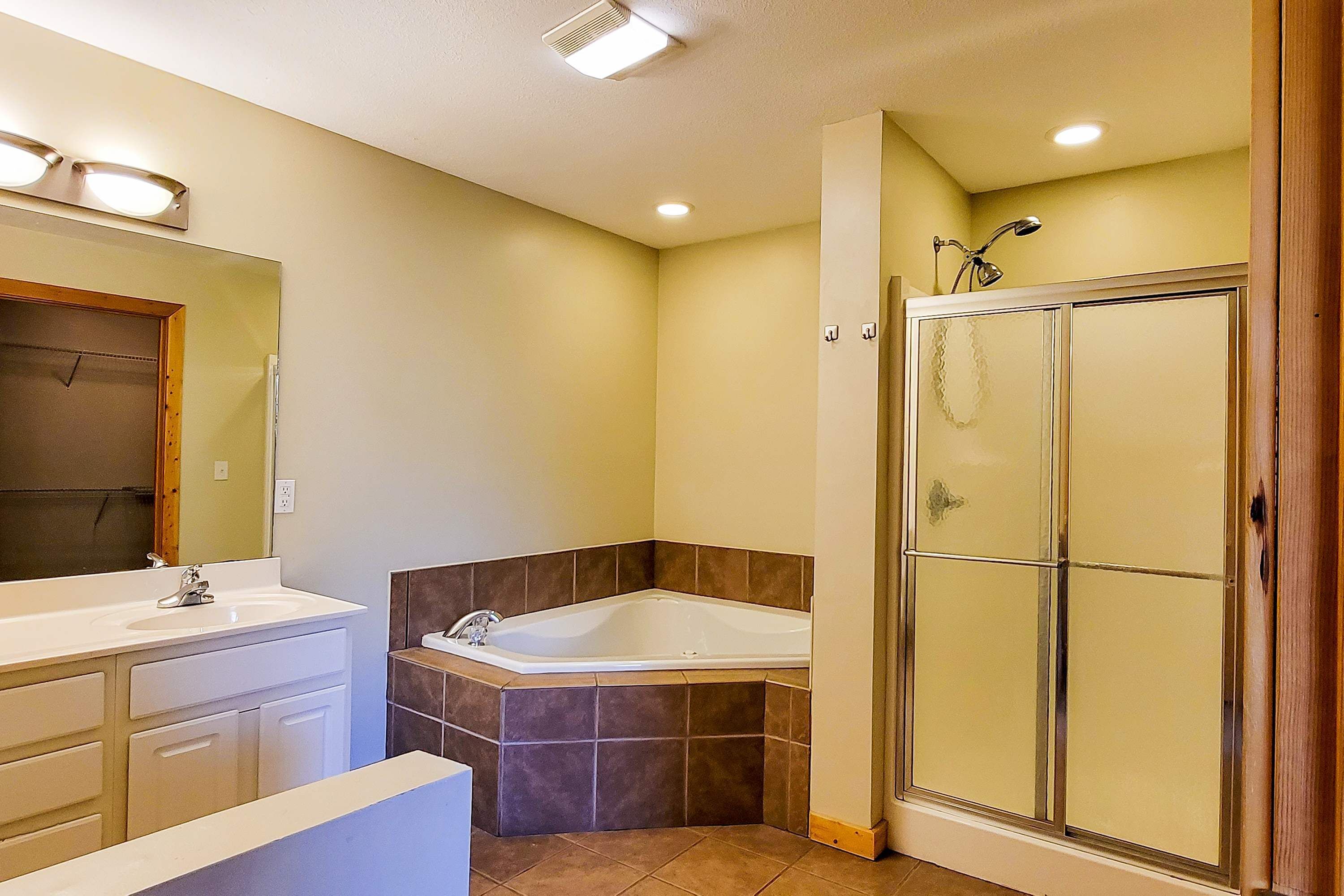 Shower, towels, shampoo