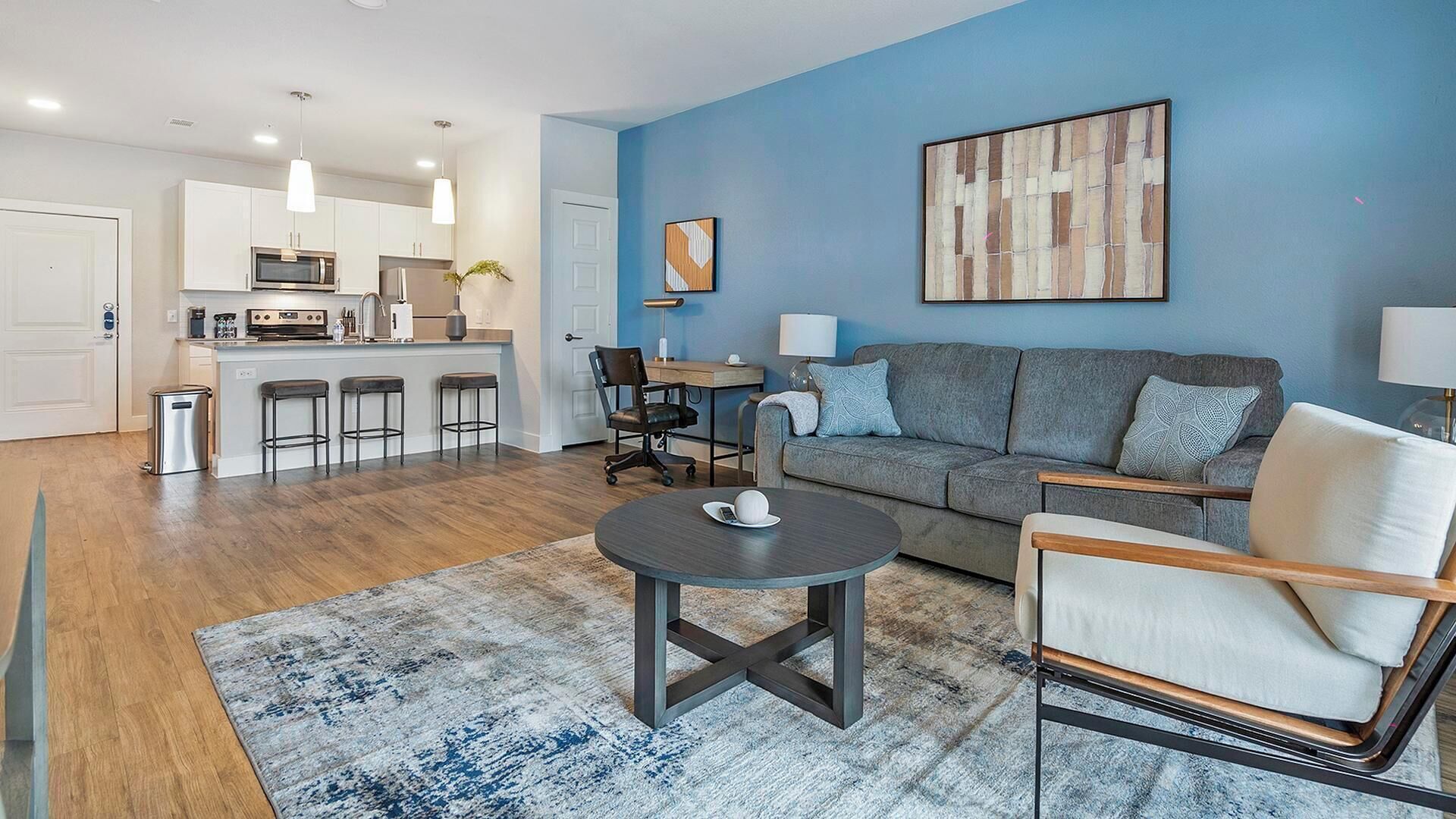 Eine moderne Wohnung mit Küche, Essbereich und Wohnzimmer.