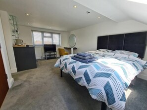 1 bedroom, iron/ironing board, Internet, bed sheets - Stylish Suites with kitchenette 6 (St Albans)