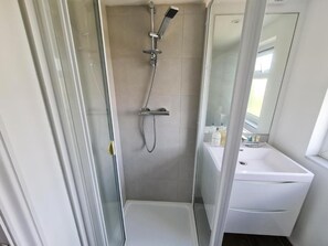 Shower, hair dryer, towels - Stylish Suites with kitchenette 6 (St Albans)