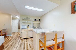 Fridge, microwave, coffee/tea maker, cookware/dishes/utensils - Inviting & Cozy Studio, Sleep 4, Shared Gym & Games (Baneberry)