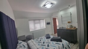 Iron/ironing board, internet, bed sheets - Stylish Suites with kitchenette 5 (St Albans)