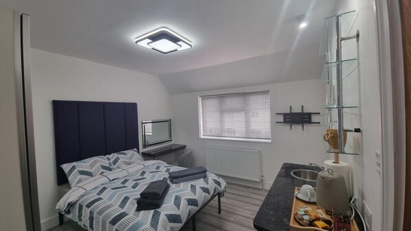 Iron/ironing board, internet, bed sheets - Stylish Suites with kitchenette 5 (St Albans)