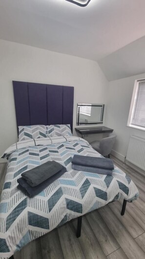 Iron/ironing board, internet, bed sheets - Stylish Suites with kitchenette 5 (St Albans)