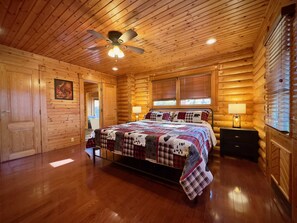 Een strijkplank/strijkijzer, wifi, beddengoed