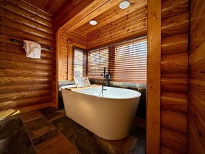 Een douche, een haardroger, handdoeken, shampoo