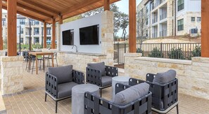 Outdoor dining - Landing | Modern 1BD, Gym (San Antonio)