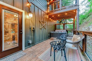 Terrace/patio - Downtown CreekSide Chalet, Sleeps 6・Hot Tub・Games (Gatlinburg)