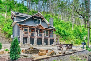 Outdoor dining - Downtown CreekSide Chalet, Sleeps 6・Hot Tub・Games (Gatlinburg)
