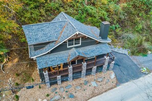 Exterior - Downtown CreekSide Chalet, Sleeps 6・Hot Tub・Games (Gatlinburg)