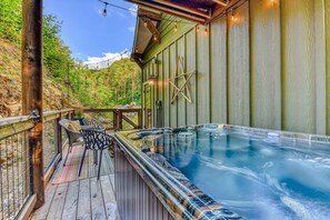 Outdoor spa tub - Downtown CreekSide Chalet, Sleeps 6・Hot Tub・Games (Gatlinburg)