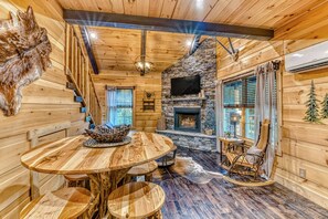 Dining - Downtown CreekSide Chalet, Sleeps 6・Hot Tub・Games (Gatlinburg)